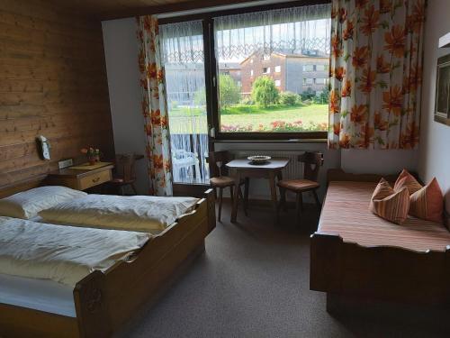 Habitación de hotel con 2 camas y ventana en Gästehaus Gitti Dorner, en Hittisau