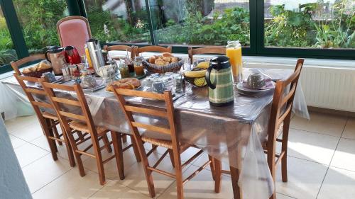 una mesa con un montón de comida. en Chambre d'hôte au Grenier d'Abondance, en Niderviller