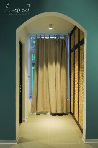 a room with a window with a curtain at Le vent Tam Đảo homestay in Tam Ðảo