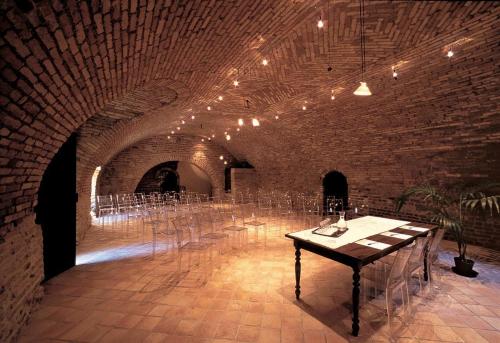 a large room with a row of tables and chairs at Locanda Martelletti in Cocconato