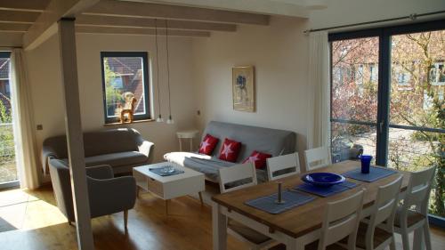 een woonkamer met een bank en een tafel bij Gästehaus/FeWos/Boardinghaus Lüneburg Süd in Lüneburg