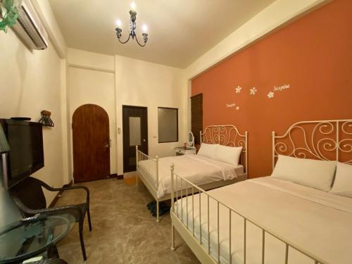 Ein Bett oder Betten in einem Zimmer der Unterkunft 墾丁好消息民宿Good News