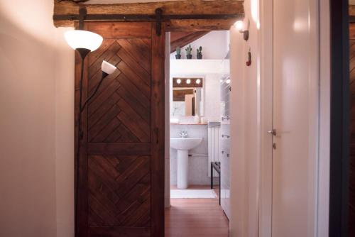 a hallway with a wooden door in a bathroom at Bra Inn in Bra