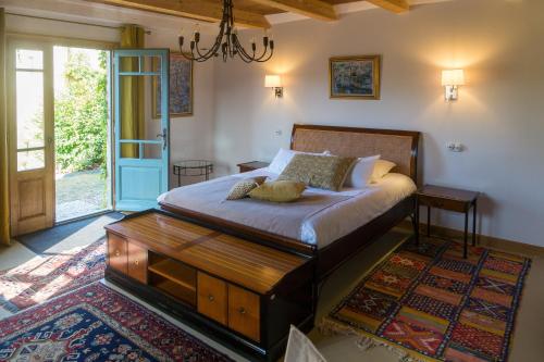 um quarto com uma cama e uma cabeceira em madeira em B&B, Chambres Dordogne, Clos de Saint-Maime em Vergt