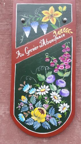 a cake with flowers on a green board at Chambre d'hôte au Grenier d'Abondance in Niderviller