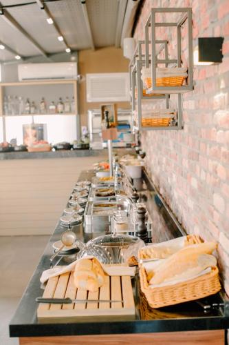 un comptoir de cuisine avec une rangée de nourriture dans l'établissement Laren Sea Side Hotel Spa, à Antalya