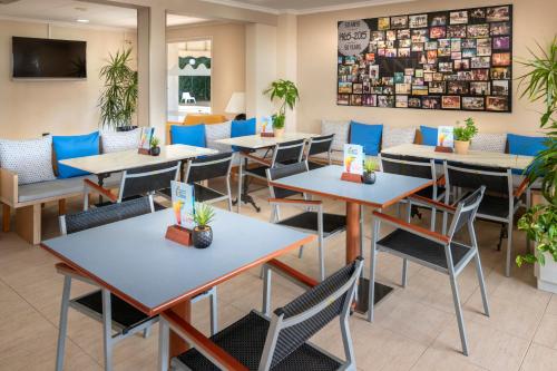 a dining room with tables and chairs at Hotel Sorrabona in Pineda de Mar