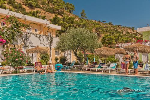 een groep mensen in het zwembad van een hotel bij Venezia Bungalows in Karpathos