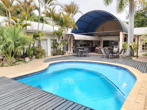 una piscina davanti a una casa di Rockview Lodge a Nelspruit