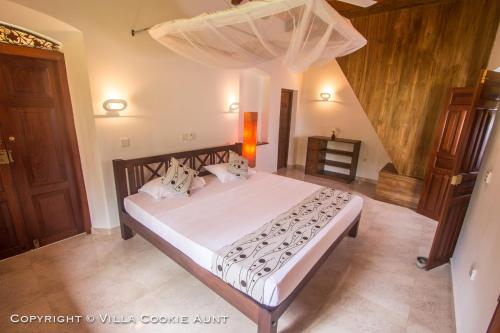 a bedroom with a large bed in a room at Villa Cookie Aunt in Bentota