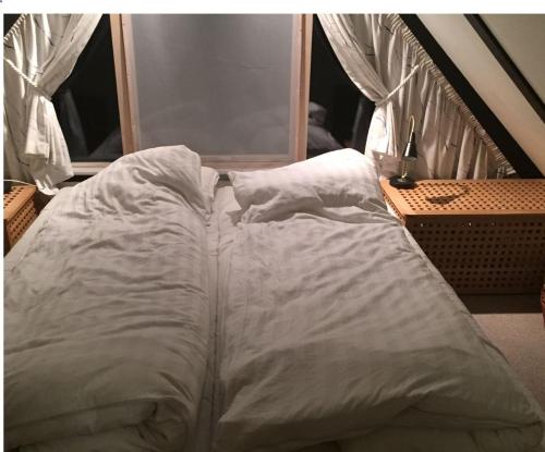 a comforter laying on a bed in a room at BBL59 in Fåborg