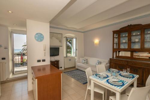 リヴァ・トリゴーゾにあるCasa sul Mareのキッチン、リビングルーム(テーブル、椅子付)