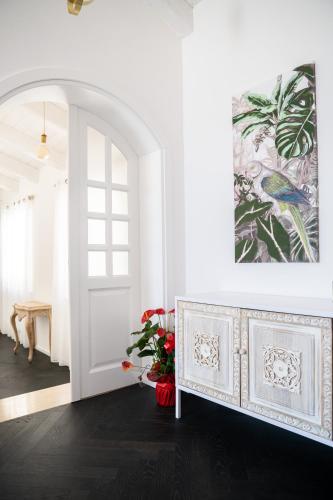 a white room with a white door and a painting on the wall at Villa le Fontanelle in Gasperina