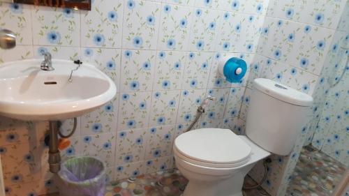 a bathroom with a toilet and a sink at I-Talay Garden in Ko Samed