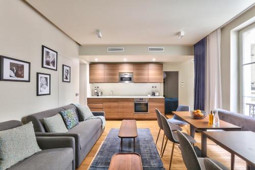 un salon avec un canapé et une table dans l'établissement 79 - Urban Love Le Marais, à Paris