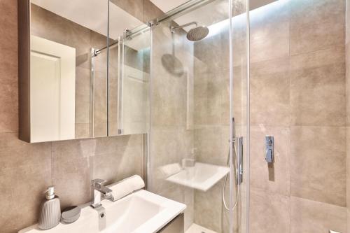 une salle de bain avec un lavabo et une douche dans l'établissement 79 - Urban Love Le Marais, à Paris