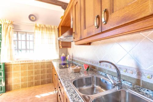 Kuchyň nebo kuchyňský kout v ubytování Cubo's Villa Ana Valtocado
