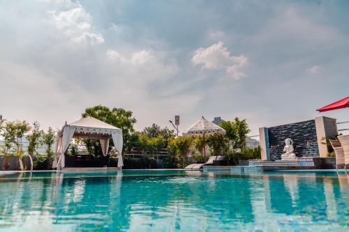 Der Swimmingpool an oder in der Nähe von Rawai Luxury Tents Pushkar