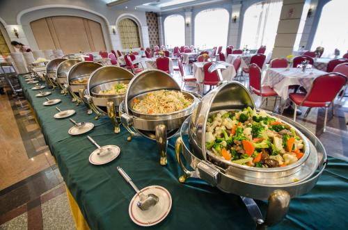 バンコクにあるRoyal Rattanakosin Hotel - Near Grand Palace & Khaosan Roadの種類の異なる料理を並べたビュッフェ式テーブル