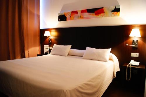 A bed or beds in a room at Hotel Sercotel Plana Parc