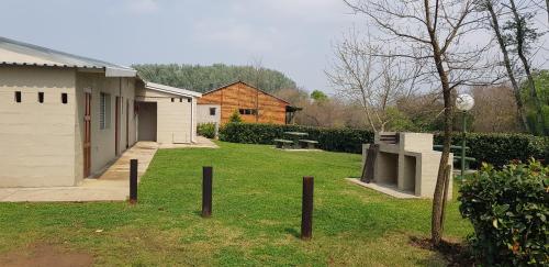 a yard with a house and a building at Riverside Manor in Nottingham Road