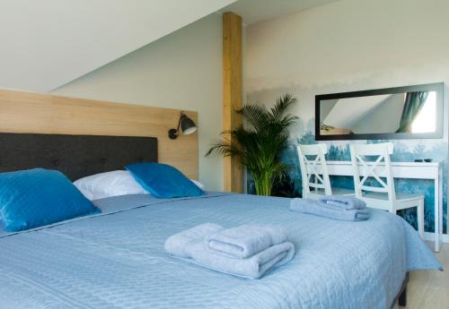 een slaapkamer met een bed met handdoeken erop bij Agroturystyka Słoszówka in Duszniki Zdrój