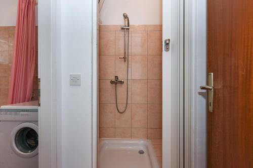 A bathroom at Apartments Kolt - 15m from sea