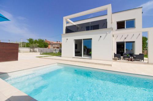 Bazén v ubytování Modern villa Nerina with private pool near Pula nebo v jeho okolí