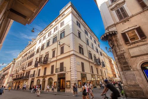 un grupo de personas caminando por un edificio en Hotel 55 Fifty-Five - Maison d'Art Collection en Roma