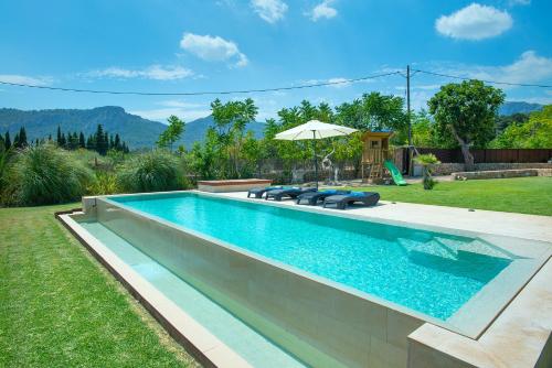 una piscina en el patio trasero de una casa en Owl Booking Villa La Rafal - Luxury Retreat with Mountain Views en El Port