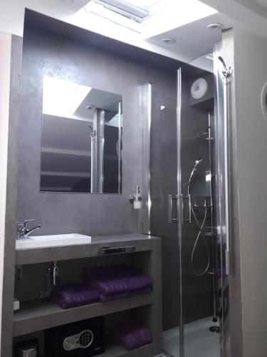 Ein Badezimmer in der Unterkunft Chambres d'Hotes NATURISTE, Village Naturiste Cap d'Agde, Draps, Serviette, Café, Menage inclus en fin de sejour