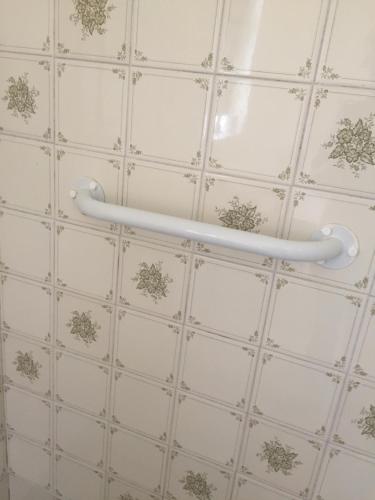 a shower curtain rod on the ceiling of a bathroom at Foyleview Cottage, Moville in Moville