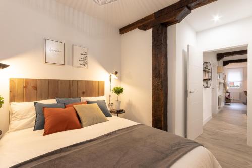 Een bed of bedden in een kamer bij River Apartment in the heart of Bilbao EBI-01297