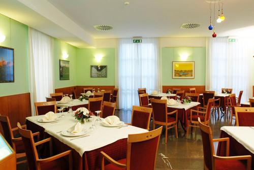 San Domenico's Rooms في ماتيرا: غرفة طعام مع طاولات وكراسي في مطعم