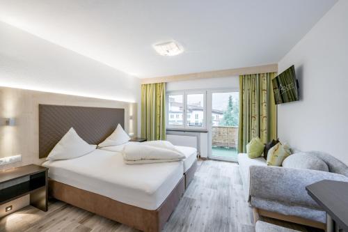 Habitación de hotel con cama y sofá en LunApart, en Sölden