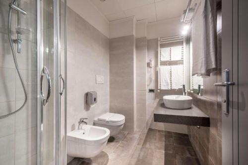 Ein Badezimmer in der Unterkunft Quality Hotel Green Palace