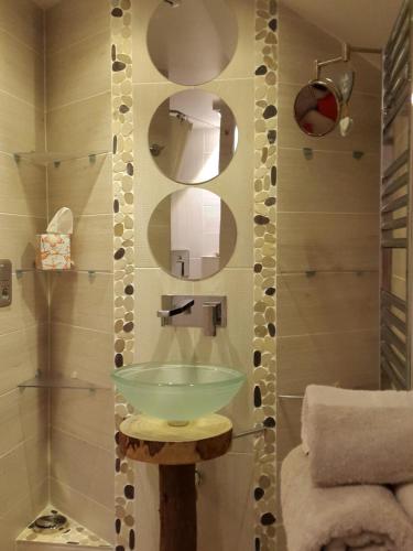 Ένα μπάνιο στο Carnetin Le Parc, Gite et B&B