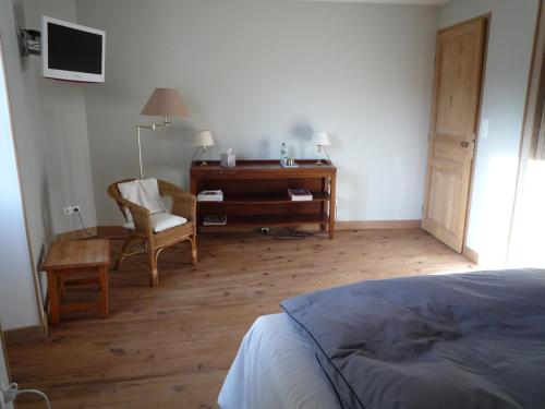 A bed or beds in a room at Le Logis de Miserè