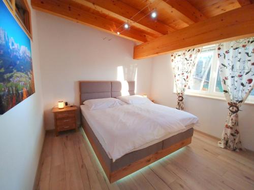 Un pat sau paturi într-o cameră la Ferienwohnungen Raffler