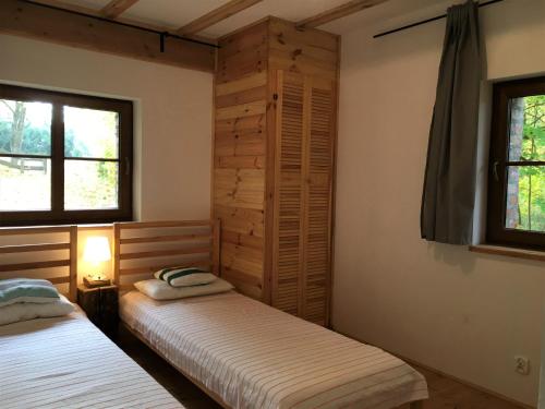 Tempat tidur dalam kamar di Spichlerz Nad Jeziorem Dadaj Mazury
