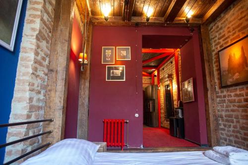 Pokój z czerwonymi drzwiami i czerwoną ścianą w obiekcie Vysoka Khata w Lwowie