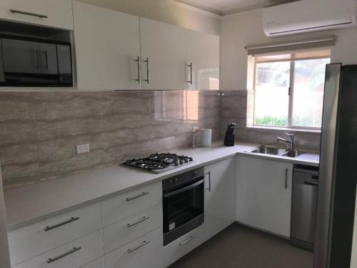 Una cocina o cocineta en Stay in spacious, homely unit in prestigious area