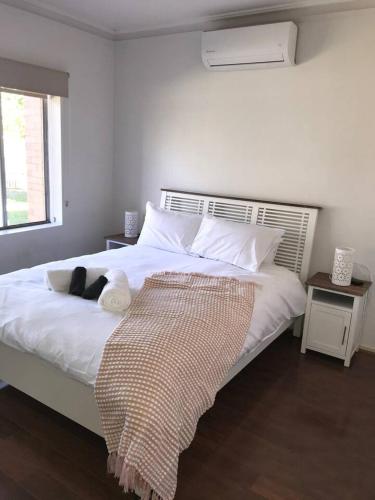 Una cama o camas en una habitación de Stay in spacious, homely unit in prestigious area