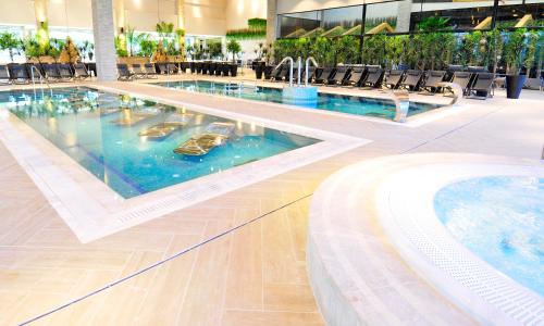 Bazén v ubytování Dream Island Spa & Health Resort nebo v jeho okolí