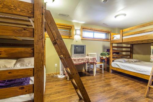 Poschodová posteľ alebo postele v izbe v ubytovaní Northview Swiss Style Chalet
