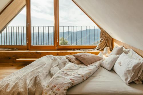 Una cama o camas en una habitación de Eco Chalet AstraMONTANA