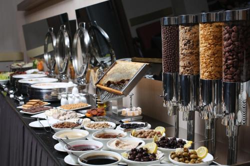 マルディンにあるMardin Airport hotelの種類の豊富なビュッフェ