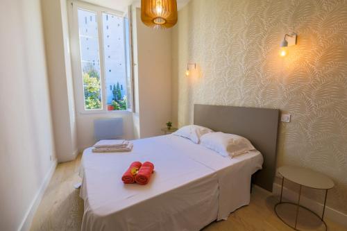 - une chambre dotée d'un lit avec deux chaussures rouges dans l'établissement MAMAC VIEW NICE, à Nice