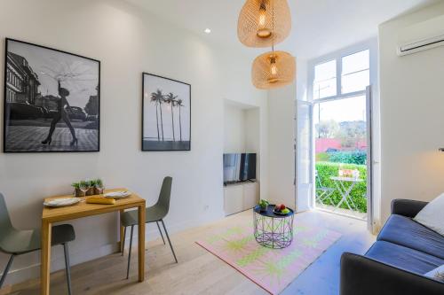 un salon avec une table et un canapé bleu dans l'établissement MAMAC VIEW NICE, à Nice