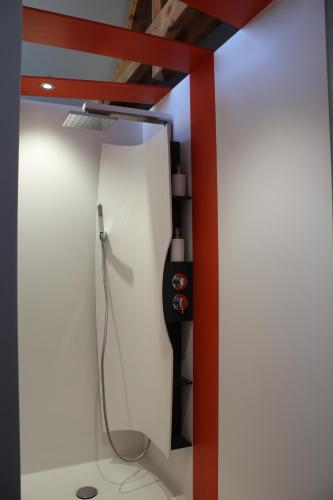 Cette chambre dispose d'un mur blanc et d'une douche. dans l'établissement Loft dans corps de ferme - Accès jacuzzi, à Hangenbieten